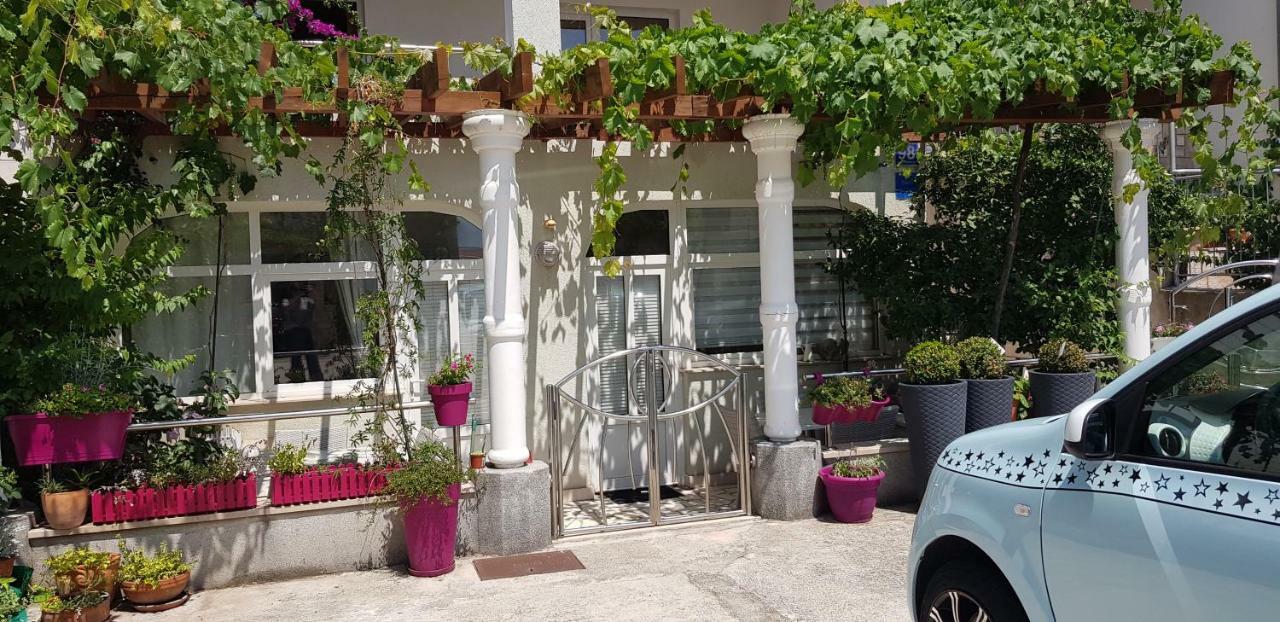 Studio Apartment For 2 Adults And 1 Child Makarska Eksteriør billede